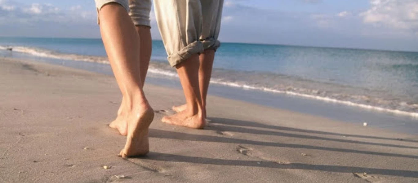Δεν φαντάζεστε τι συμβαίνει στο σώμα σας όταν περπατάτε ξυπόλητοι στην άμμο